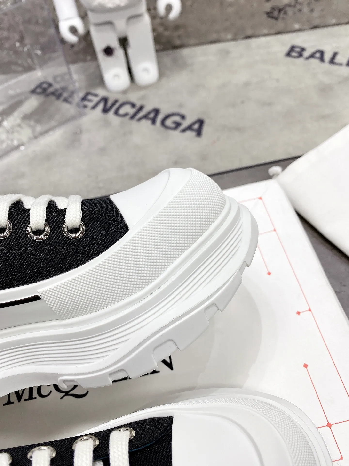 👟👟Ex-factory price 520👟👟 Women's shoes, women's clothing 🇨🇳Top version🇨🇳Alexander McQueen's new couple shoes! I really love this McQueen shoe❤ The dark series is so cool! It looks really good on the feet 😍 There is a combination version of Balenciaga and Converse that looks so cool together. The upper is made of original space Monica cloth customized in Mexico and has a warm and moist color. The inner padding is made of silk sheepskin imported from Italy. Full of flexibility! The round toe design allows the toes to be completely released and get rid of the original pressure of the shoes! The outsole adopts the original molded TU outsole. Super wear-resistant, the combination of several layers of outsole is complex. ⚠Look for our original development version and color. Size: Female 34-41 Male 38-46